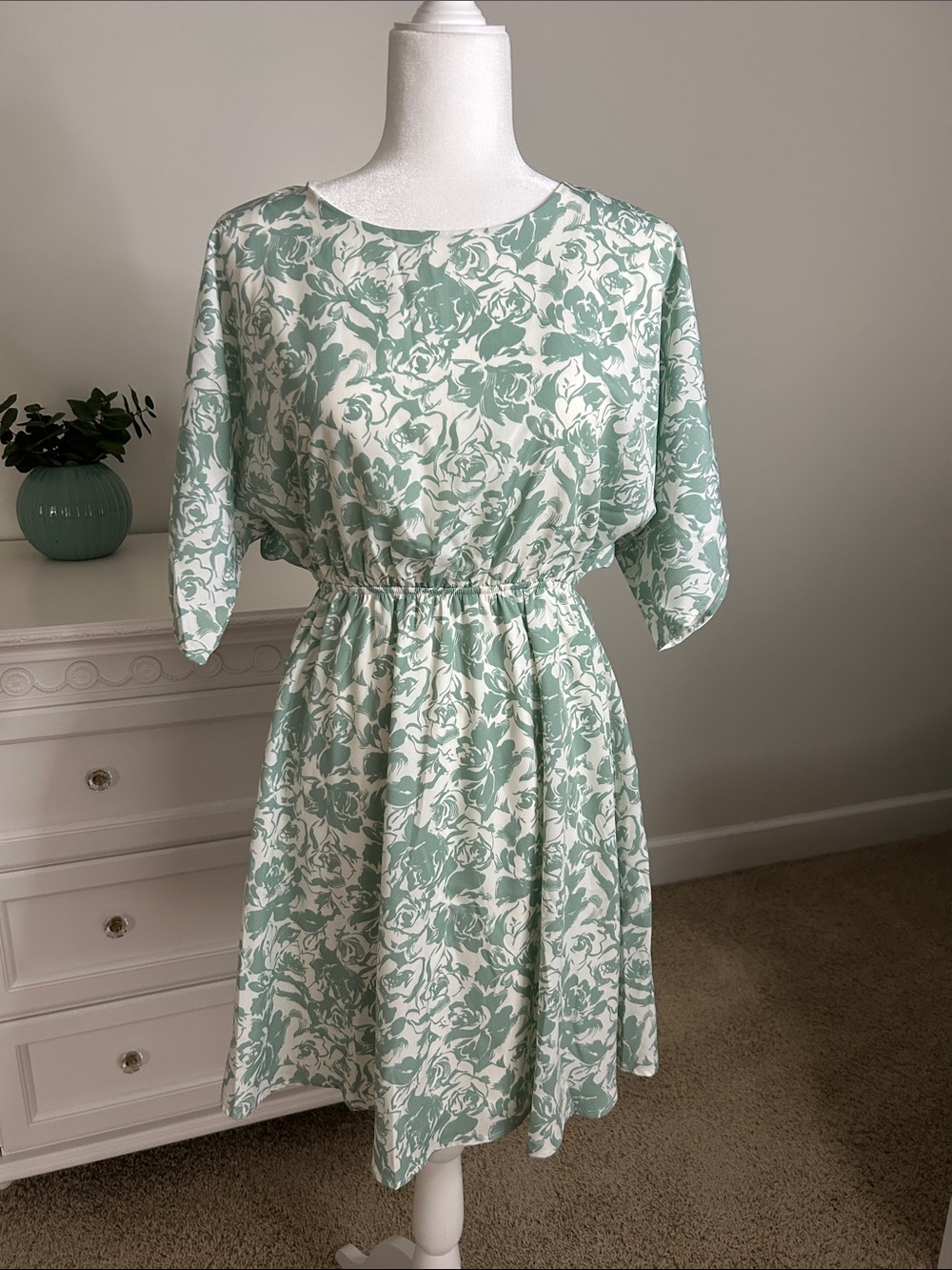 NWT Gilli Floral Print Elastic Waist Women’s Dress in Mint/White
